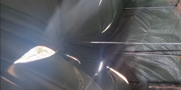 Các đối tượng phá rừng tổ chức phá chốt lưu động, hủy hoại tài sản của đơn vị chủ rừng.