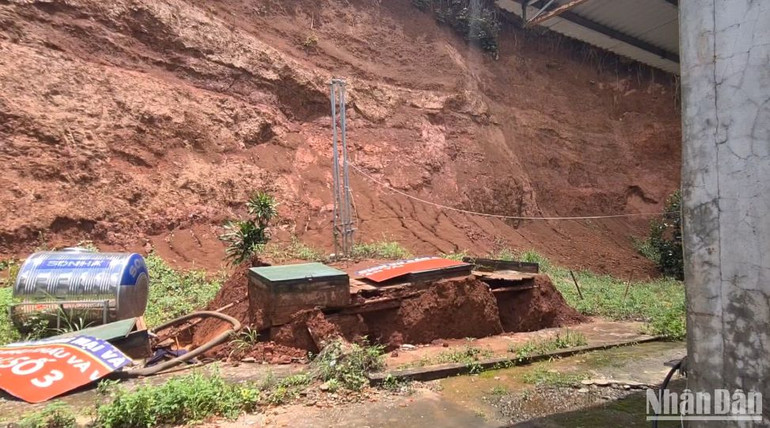 Hệ thống bồn chứa xăng dầu phía sau trạm bơm đặt âm dưới đất bất ngờ bị đẩy nổi lên cao so với mặt đất khoảng 1,5m.