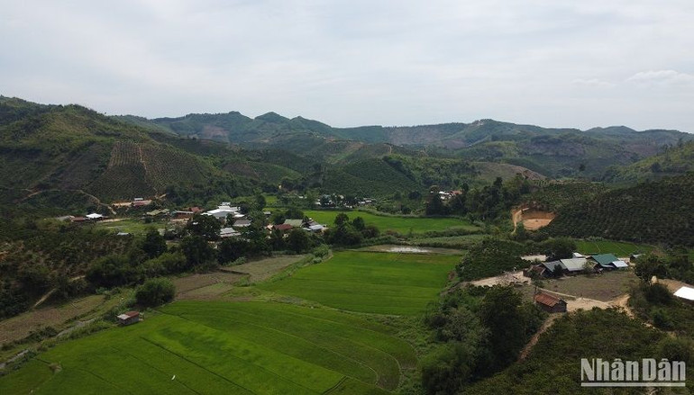 Việc thiếu đất sản xuất, đời sống của một bộ phận đồng bào dân tộc thiểu số còn nhiều khó khăn cũng là yếu tố khách quan cần được xem xét đưa vào nội dung Luật đất đai (sửa đổi).