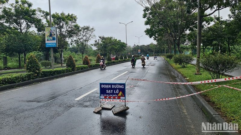 Chính quyền địa phương cũng giăng dây, cắm bảng cấm toàn bộ phương tiện lưu thông trong làn đường dành cho xe thô sơ.