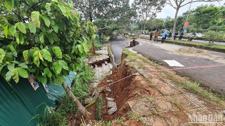 Diễn biến của việc nứt gãy, sụt lún, sạt trượt đang lan trên diện rộng, tiếp tục làm ảnh hưởng, nguy cơ cao sạt lở đến khu vực 68 hộ dân trên địa bàn.