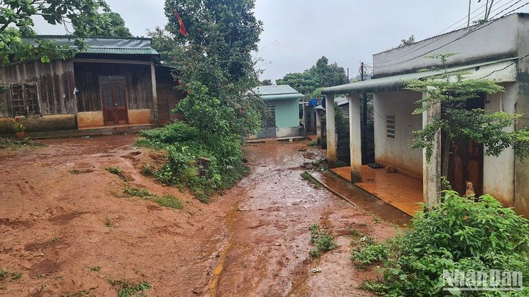 Đến nay, chính quyền địa phương đã di dời gần 70 hộ dân ra khỏi khu vực có nguy cơ và đang cắt cử lực lượng chốt trực, theo dõi, trông coi bảo đảm tài sản cho người dân.