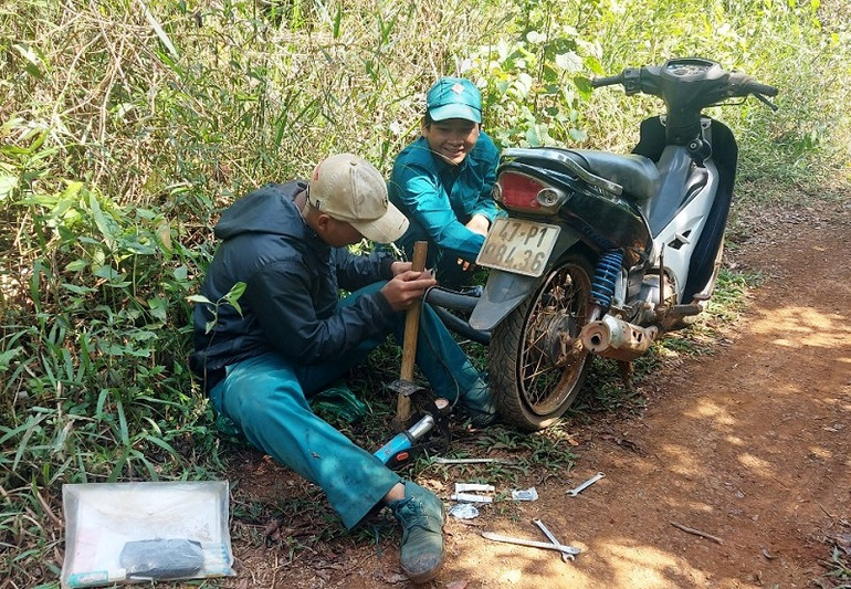Phương tiện của lực lượng bảo vệ rừng thường xuyên dính bẫy chông nên phải vá săm ngay ở giữa rừng.