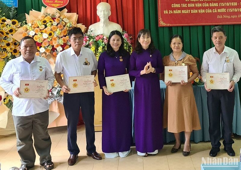 Thừa ủy quyền Ban Dân vận Trung ương, Ban Dân vận Tỉnh ủy Đắk Nông trao tặng Kỷ niệm chương Vì sự nghiệp dân vận của Đảng cho 10 cá nhân là cán bộ, lãnh đạo các cấp tỉnh Đắk Nông. Thừa ủy quyền Ban Dân vận Trung ương, Ban Dân vận Tỉnh ủy Đắk Nông trao tặng Kỷ niệm chương Vì sự nghiệp dân vận của Đảng cho 10 cá nhân là cán bộ, lãnh đạo các cấp tỉnh Đắk Nông.
