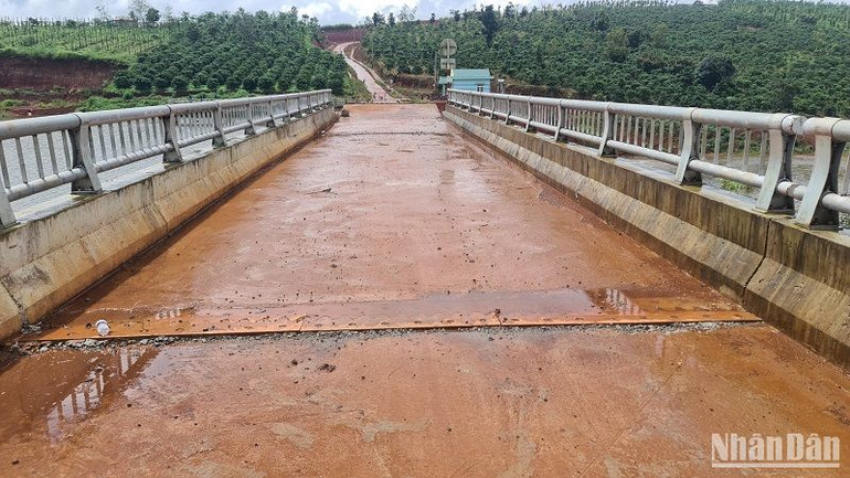 Phần mặt cầu qua tràn bằng bê-tông bị xô lệch, nứt gãy mạnh, nguy hiểm nên các phương tiện giao thông và người bị cấm qua lại. Phần mặt cầu qua tràn bằng bê-tông bị xô lệch, nứt gãy mạnh, nguy hiểm nên các phương tiện giao thông và người bị cấm qua lại.