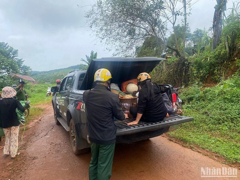 Các hộ dân được đưa ra khỏi khu vực nguy hiểm, đến cư trú tại một trường học trên địa bàn, đồng thời được hỗ trợ các suất ăn để tạm thời ổn định cuộc sống.