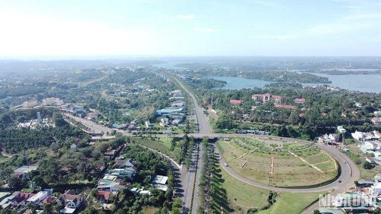 Đổi mới chính sách, pháp luật về đất đai là rất cần thiết, nhằm giải quyết những điểm nghẽn, bất cập trong công tác quản lý, sử dụng đất đai và phát huy tốt hơn nữa nguồn lực đất đai cho phát triển kinh tế-xã hội.