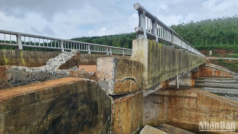 Cầu tràn nối liền thân đập và chân đập hồ chứa nước Đắk N&apos;Ting bị xô đẩy, dịch chuyển có nguy cơ cao làm vỡ hồ chứa.