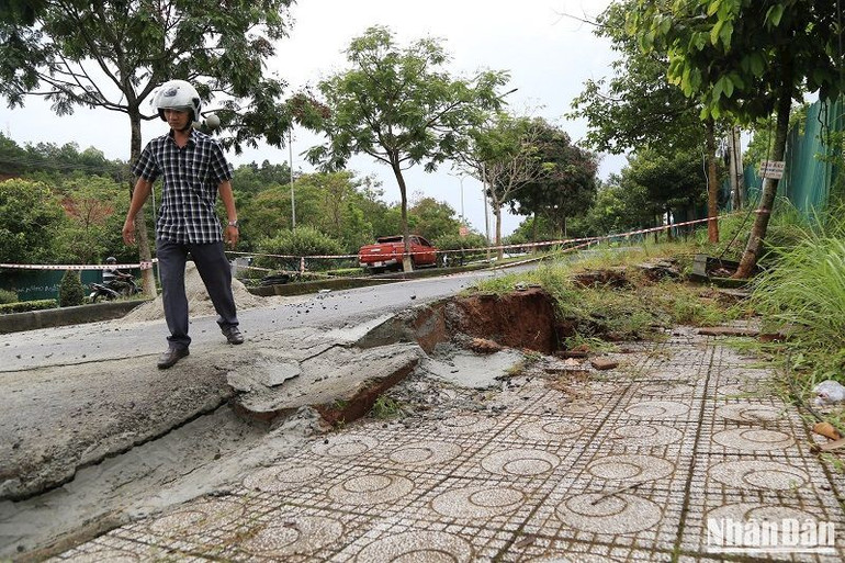 Sụt lún đường Hồ Chí Minh đoạn qua thành phố Gia Nghĩa, tỉnh Đắk Nông đang diễn biến phức tạp, vết nứt lan rộng, phạm vi ảnh hưởng lớn hơn nhiều so với lúc xảy ra ngày 2/8.