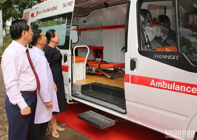 Xe cứu thương trị giá hơn 1,2 tỷ đồng được trích từ nguồn kinh phí dành cho hoạt động an sinh xã hội của Ngân hàng.
