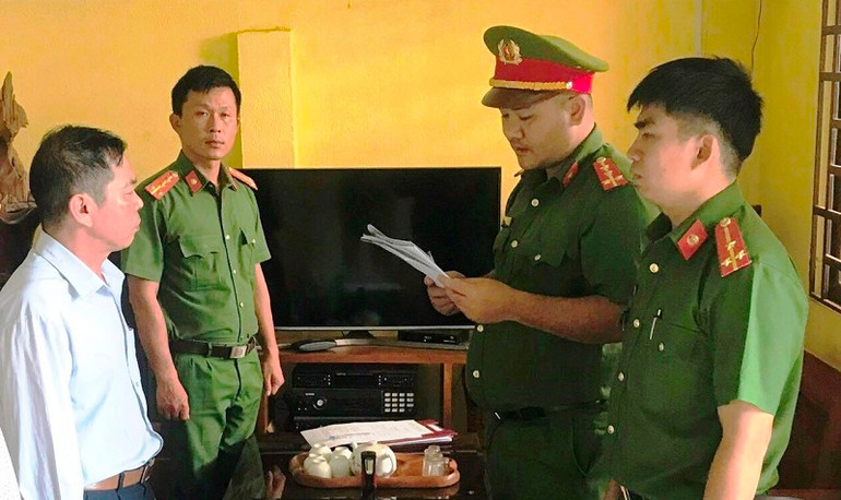 Cơ quan Cảnh sát Điều tra Công an tỉnh Đắk Nông tống đạt quyết định tố tụng đối với Lê Văn Anh.