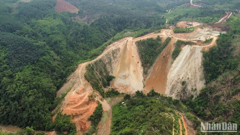 Một số công trình trên địa bàn Đắk Nông thi công không bảo đảm quy định, làm lấp cả suối tự nhiên, ảnh hưởng đến dòng chảy, gây ô nhiễm môi trường...