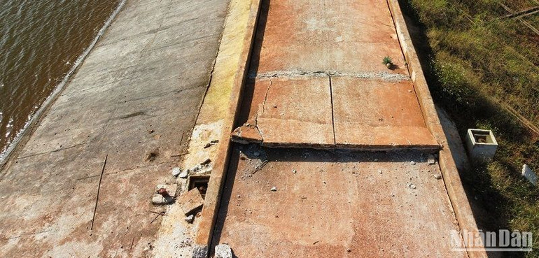 Thân đập của hồ chứa nước Đắk N'Ting bị khối trượt xô đẩy, làm dịch chuyển, bong gãy phần bê tông, có nguy cơ cao bị vỡ đập. Thân đập của hồ chứa nước Đắk N'Ting bị khối trượt xô đẩy, làm dịch chuyển, bong gãy phần bê tông, có nguy cơ cao bị vỡ đập.