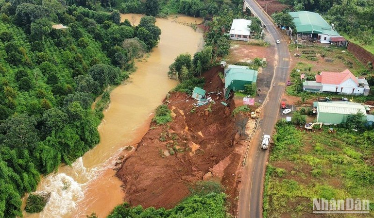 Sở Giao thông vận tải Đắk Nông nhận định, nguy cơ sạt lở nền, mặt đường là khá cao nên đề nghị thành phố Gia Nghĩa rào chắn, cắm biển cảnh báo. Sở Giao thông vận tải Đắk Nông nhận định, nguy cơ sạt lở nền, mặt đường là khá cao nên đề nghị thành phố Gia Nghĩa rào chắn, cắm biển cảnh báo.