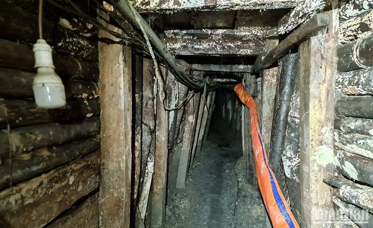 Hoạt động khai thác vàng trái phép tại huyện Đắk Glong diễn biến phức tạp, kéo dài, nhưng vẫn chưa thể xử lý dứt điểm vì đang thiếu kinh phí và đơn vị chuyên môn trong việc đánh sập các hầm vàng trái phép.