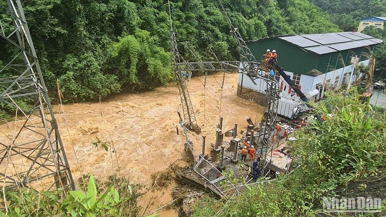Các lực lượng chức năng tập trung di dời, khắc phục hậu quả do mưa lũ tại Nhà máy thủy điện Đắk Nông 2 Các lực lượng chức năng tập trung di dời, khắc phục hậu quả do mưa lũ tại Nhà máy thủy điện Đắk Nông 2