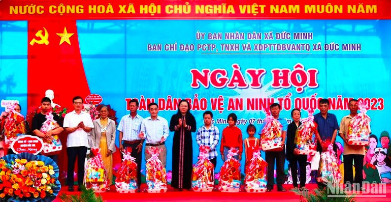 Ban tổ chức Ngày hội tặng quà cho gia đình chính sách, khó khăn trên địa bàn xã Đức Minh.