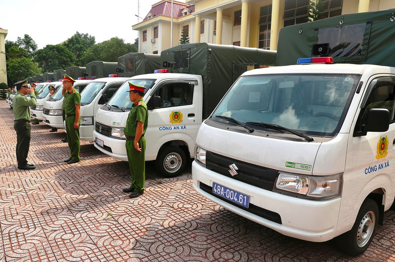 Công an Đắk Nông bàn giao 10 xe ô-tô tải chuyên dụng về cho Công an cơ sở trên địa bàn tỉnh.