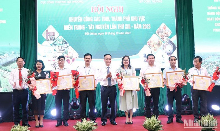 Trao Bằng khen của Bộ trưởng Công thương cho 7 tập thể, cá nhân có thành tích xuất sắc trong công tác khuyến công năm 2022.