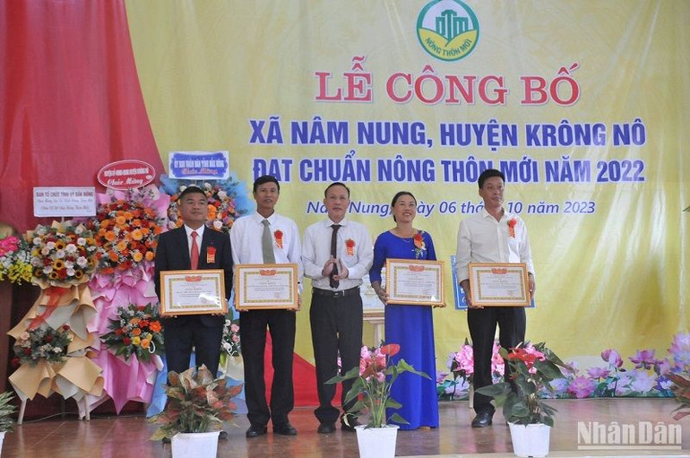 Khen thưởng các tổ chức, hộ gia đình, cá nhân vì có thành tích xuất sắc trong chương trình xây dựng nông thôn mới.