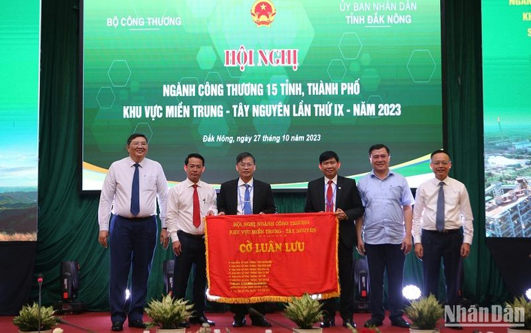Trao cờ đăng cai Hội nghị ngành Công thương khu vực miền Trung-Tây Nguyên năm 2024 cho Sở Công thương tỉnh Quảng Trị.