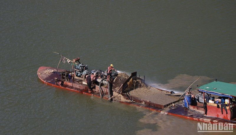 Hoạt động khai thác cát trái phép trên sông Krông Nô, thuộc huyện Krông Nô gây sạt lở bờ sông, ảnh hưởng đến tài sản và cây trồng của người dân đã kéo dài nhiều năm, nhưng đến nay vẫn chưa được xử lý dứt điểm.