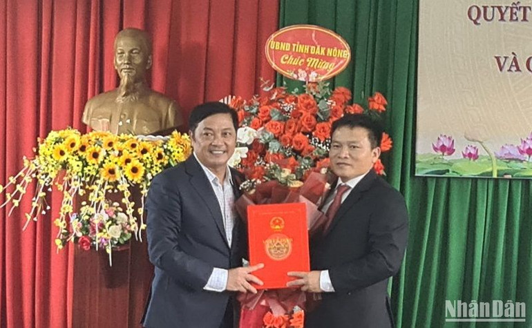 Phó Chủ tịch Ủy ban nhân dân tỉnh Đắk Nông Lê Trọng Yên trao quyết định của Ủy ban nhân dân tỉnh Đắk Nông về việc bổ nhiệm ông Khương Thanh Long giữ chức vụ Giám đốc Ban Quản lý Vườn quốc gia Tà Đùng tỉnh Đắk Nông. Phó Chủ tịch Ủy ban nhân dân tỉnh Đắk Nông Lê Trọng Yên trao quyết định của Ủy ban nhân dân tỉnh Đắk Nông về việc bổ nhiệm ông Khương Thanh Long giữ chức vụ Giám đốc Ban Quản lý Vườn quốc gia Tà Đùng tỉnh Đắk Nông.