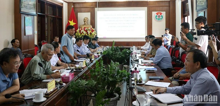 Đồng chí Nguyễn Hoàng Hiệp, Thứ trưởng Nông nghiệp và Phát triển nông thôn, Phó Trưởng Ban Chỉ đạo Quốc gia về phòng, chống thiên tai phát biểu kết luận tại buổi làm việc.