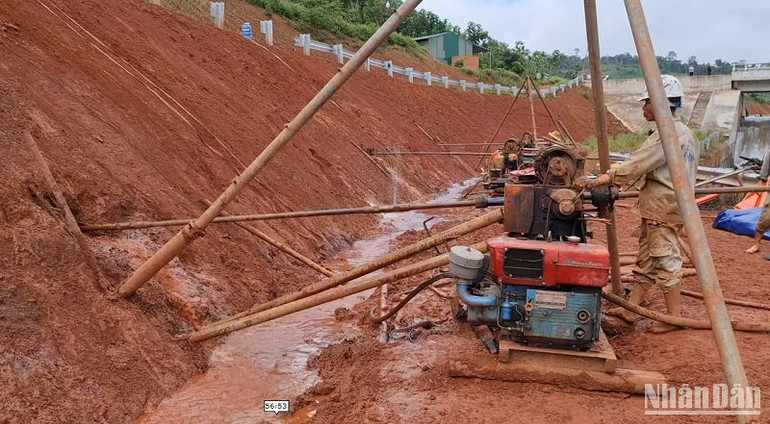 Khoan ngang nhiều điểm vào chân khối trượt ở vai đập, nhằm tạo đường dẫn gom lượng nước ngầm từ bên trong đưa ra ngoài, nhằm giảm bớt tốc độ thấm nước làm nhão khối đất bazan của cung trượt. Khoan ngang nhiều điểm vào chân khối trượt ở vai đập, nhằm tạo đường dẫn gom lượng nước ngầm từ bên trong đưa ra ngoài, nhằm giảm bớt tốc độ thấm nước làm nhão khối đất bazan của cung trượt.