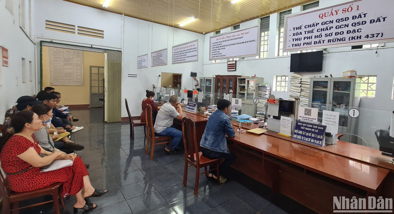 Các thủ tục hành chính trong lĩnh vực đất đai được công khai, minh bạch tại nơi làm thủ tục và kết nối dữ liệu chung thông qua hệ thống kết nối Cổng Dịch vụ công quốc gia. Các thủ tục hành chính trong lĩnh vực đất đai được công khai, minh bạch tại nơi làm thủ tục và kết nối dữ liệu chung thông qua hệ thống kết nối Cổng Dịch vụ công quốc gia.