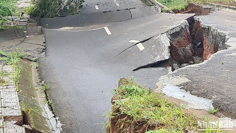 Các điểm sụt trượt có độ sâu chênh nhau với bề mặt hơn 4m so với khi mới xuất hiện vết nứt gãy vào sáng 2/8.