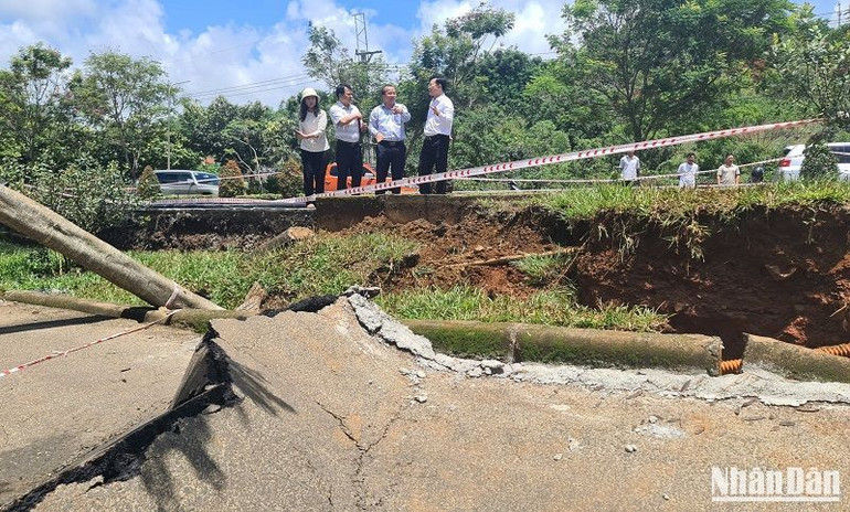 Sau khi xảy ra sạt trượt, lãnh đạo tỉnh Đắk Nông và thành phố Gia Nghĩa đã có mặt tại hiện trường để chỉ đạo các phương án ứng phó.