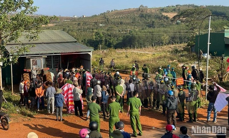 Do buông lỏng quản lý nên hàng chục hộ dân đã chiếm đất của Cụm công nghiệp Quảng Tâm, xã Quảng Tâm, huyện Tuy Đức khiến tình hình khiếu kiện ở địa phương này nổi cộm, kéo dài.