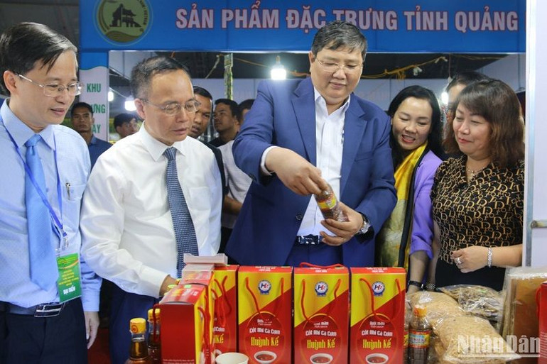 Các đại biểu tham quan gian hàng triển lãm tại Hội chợ triển lãm hàng công nghiệp nông thôn tiêu biểu khu vực miền trung - Tây Nguyên năm 2023 được tổ chức ở tỉnh Đắk Nông.