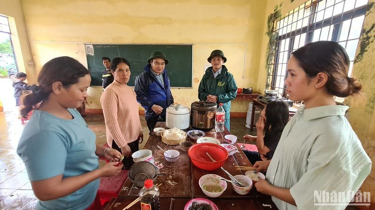 Người dân trong vùng nứt gãy mặt đất được đưa đến tạm trú ở khu vực an toàn, được bảo đảm về nhu yếu phẩm ổn định cuộc sống.