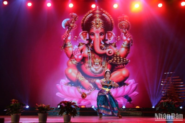 Một tiết mục múa đặc sắc của văn hóa Ấn Độ được biểu diễn tại Chương trình giao lưu văn hóa, văn nghệ giữa Đắk Nông (Việt Nam) và Ấn Độ