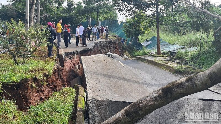 Khu vực này xuất hiện 1 lỗ rỗng đất đã sụp lộ thiên, có nước chảy ngang qua theo hướng từ núi đá sang vị trí sạt lở. Đường kính lỗ rỗng khoảng 1,5m; sâu khoảng 3,5m so với mặt đường.