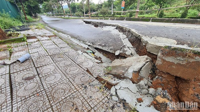 Vết nứt dù đã được trám bằng xi-măng ngay sau khi phát hiện vào ngày 2/8 nhưng đến nay tiếp tục nứt lại, vết nứt lớn hơn và diễn biến trên phạm vi ảnh hưởng rộng.