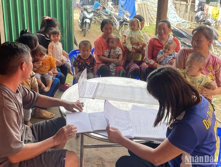 Trung tâm Kiểm soát bệnh tật tỉnh Đắk Nông tổ chức điều tra, thống kê, tư vấn tiêm vaccine phòng ngừa uốn ván sơ sinh cho phụ nữ người đồng bào dân tộc thiểu số tại xã Đắk Ngo, huyện Tuy Đức, tỉnh Đắk Nông.