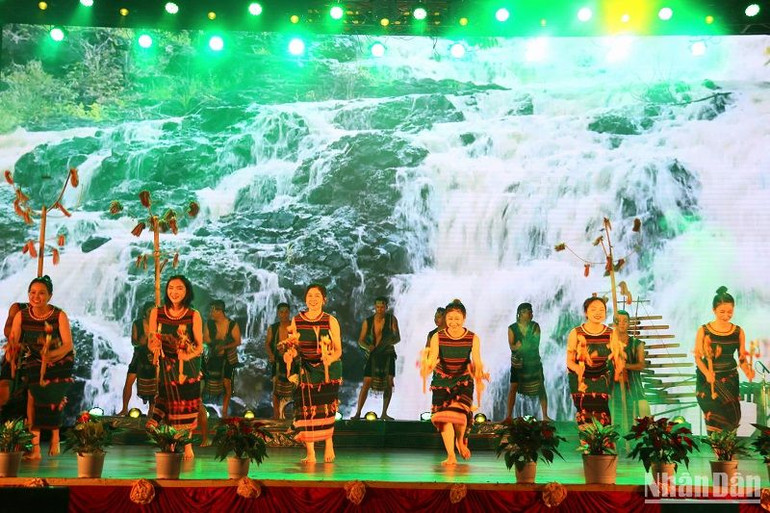 Một tiết mục biểu diễn trong trang phục thổ cẩm của dân tộc bản địa Đắk Nông tại Chương trình giao lưu văn hóa, văn nghệ giữa Đắk Nông (Việt Nam) và Ấn Độ