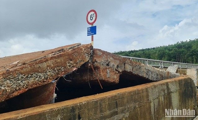 Hồ chứa nước Đắk N’Ting có tổng vốn đầu tư gần 138 tỷ đồng, chưa nghiệm thu đã gặp sự cố. Hồ chứa nước Đắk N’Ting có tổng vốn đầu tư gần 138 tỷ đồng, chưa nghiệm thu đã gặp sự cố.