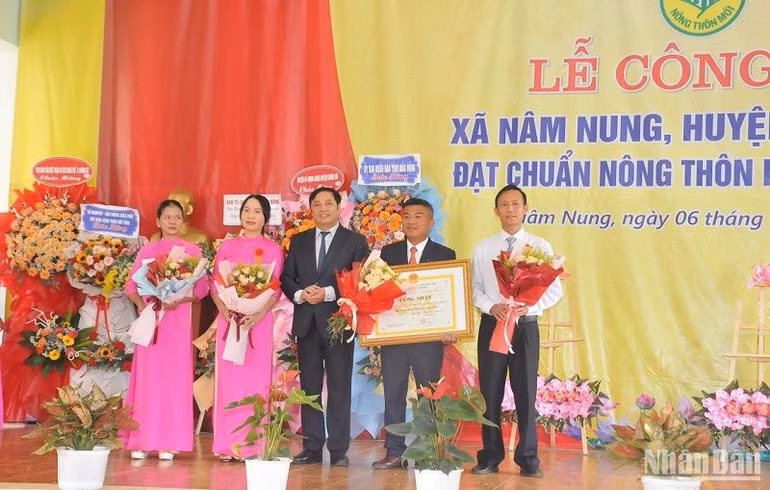Phó Chủ tịch Ủy ban nhân dân tỉnh Đắk Nông Lê Trọng Yên trao bằng công nhận xã Nâm Nung đạt chuẩn Nông thôn mới.
