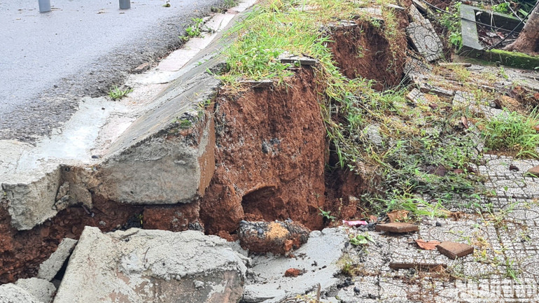 Các điểm sụt lún đang ngày càng lan rộng, có nguy cơ sạt trượt chưa thể kiểm soát.
