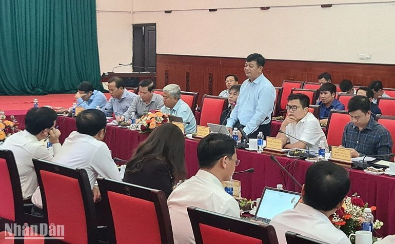 Đại diện Đoàn công tác của Bộ Công thương, Bộ Tài nguyên và Môi trường trao đổi ý kiến, gợi mở một số vấn đề nhằm tháo gỡ khó khăn trong việc chồng lấn do quy hoạch bô-xít tại Đắk Nông.