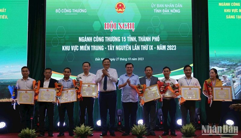 Tặng Bằng khen của Bộ Công thương cho 9 tập thể, cá nhân có thành tích xuất sắc trong năm 2022.