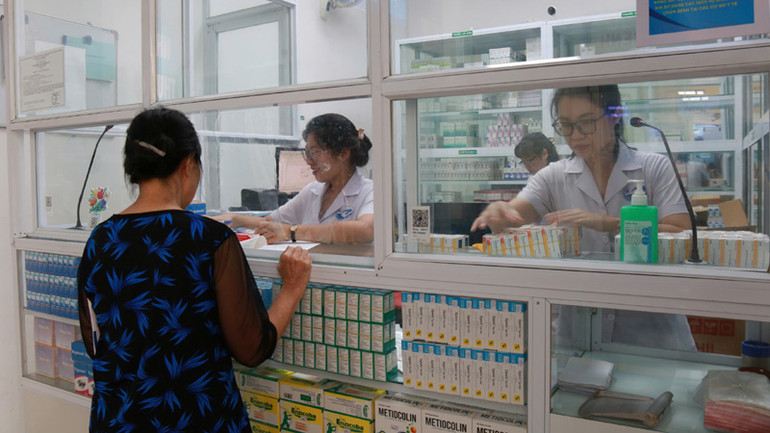 Người dân mua thuốc chữa bệnh tại các cơ sở điều trị trên địa bàn Hà Nội.