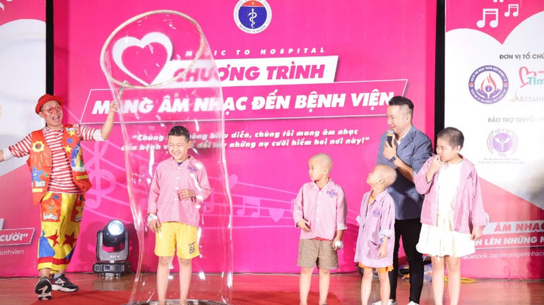 Một tiết mục giao lưu giữa nghệ sĩ và bệnh nhi. Một tiết mục giao lưu giữa nghệ sĩ và bệnh nhi.