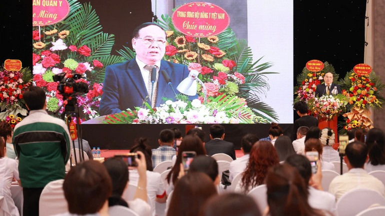 PGS, TS Đậu Xuân Cảnh, Chủ tịch Hội Đông y Việt Nam, chia sẻ tại lễ khai giảng.