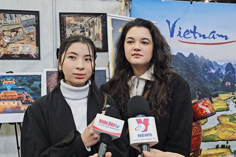 Hai bạn trẻ Pháp gốc Việt hào hứng khi được tìm hiểu thêm về nguồn cội của mình. (Ảnh: MINH DUY)