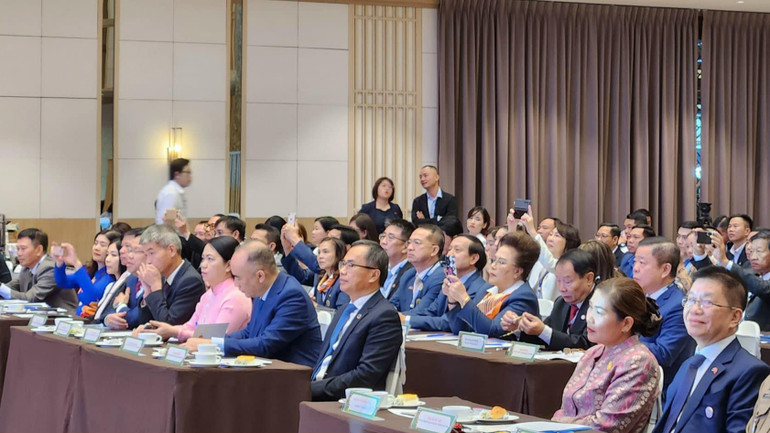 Đại sứ Việt Nam tại Thái Lan Phan Chí Thành (giữa) và các đại biểu tham dự diễn đàn.